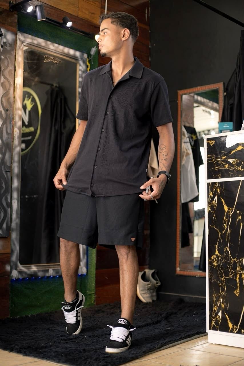 Conjunto preto de camisa e bermuda na WM Multimarcas